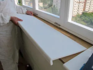 Установка подоконников на пластиковые окна