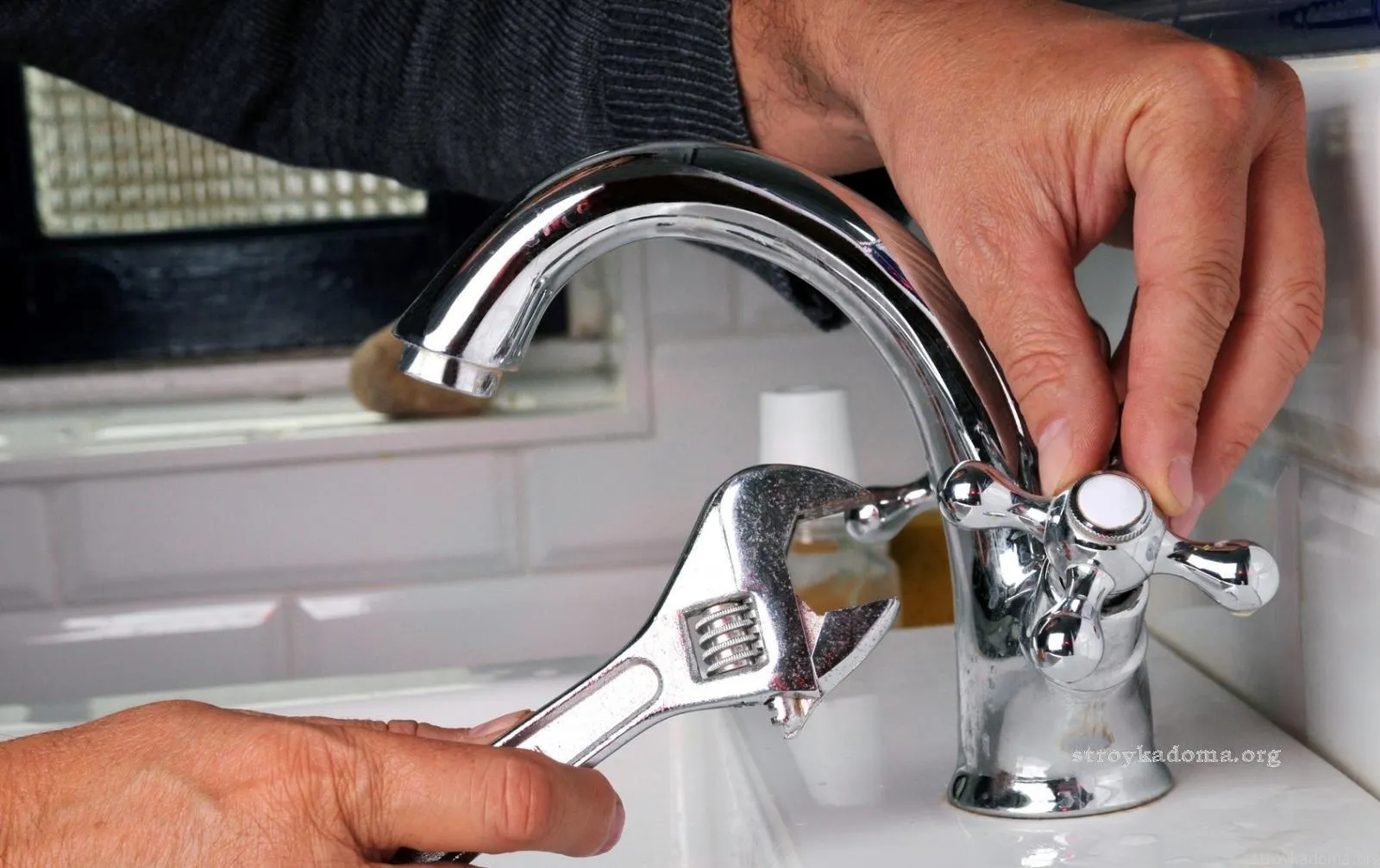 Как заменить потекший кран однорукий для раковины