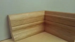 Как установить деревянный плинтус